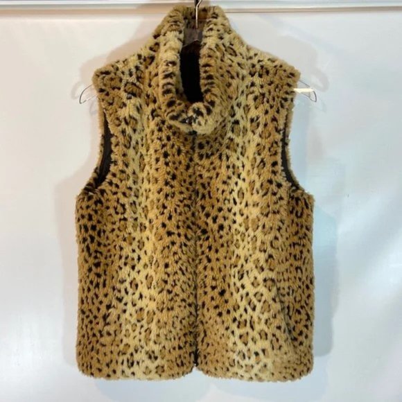 GALLERY FAUX FUR REVERSIBLE LEOPARD VEST WITH MATCHING MITTS - Picture 2 of 11
